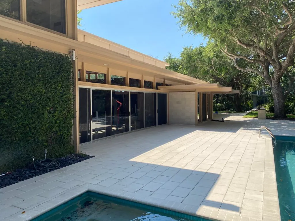 Mid-century modern home with floor-to-ceiling glass cleaned by Clearview